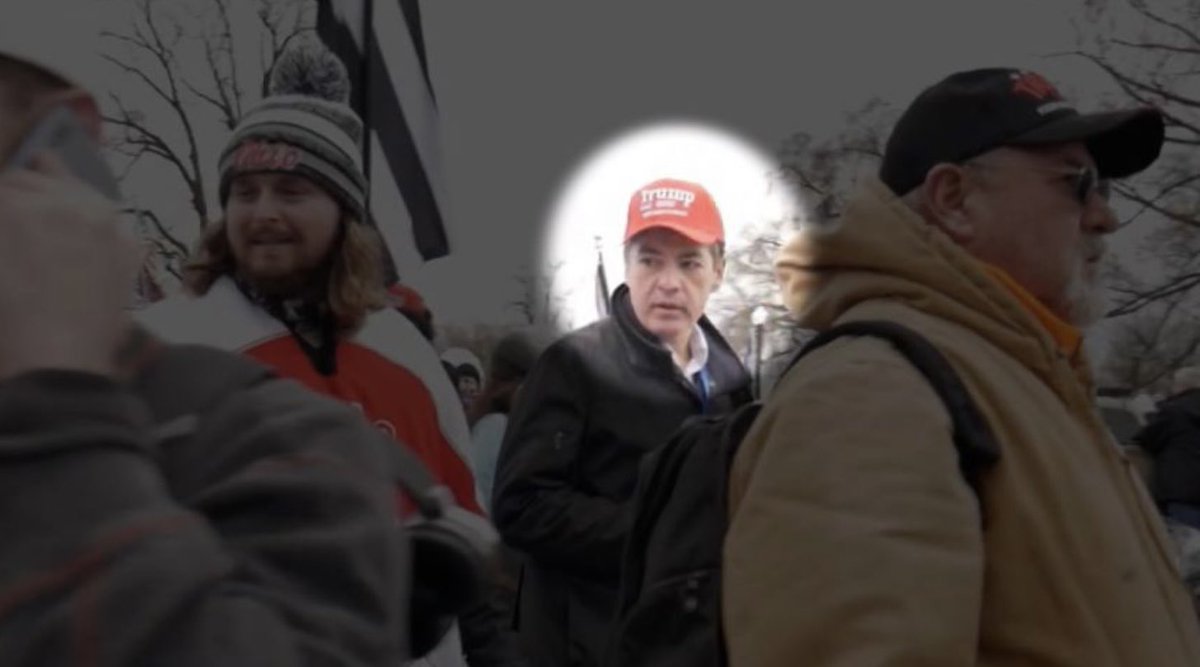 joncoopertweets's tweet photo. BREAKING: Kenneth Chesebro, the architect of the fake electors’ plot, followed far-right conspiracy theorist Alex Jones around the Capitol grounds on January 6th while he was riling up his legion of MAGA supporters. https://t.co/0CPMkoFdDo