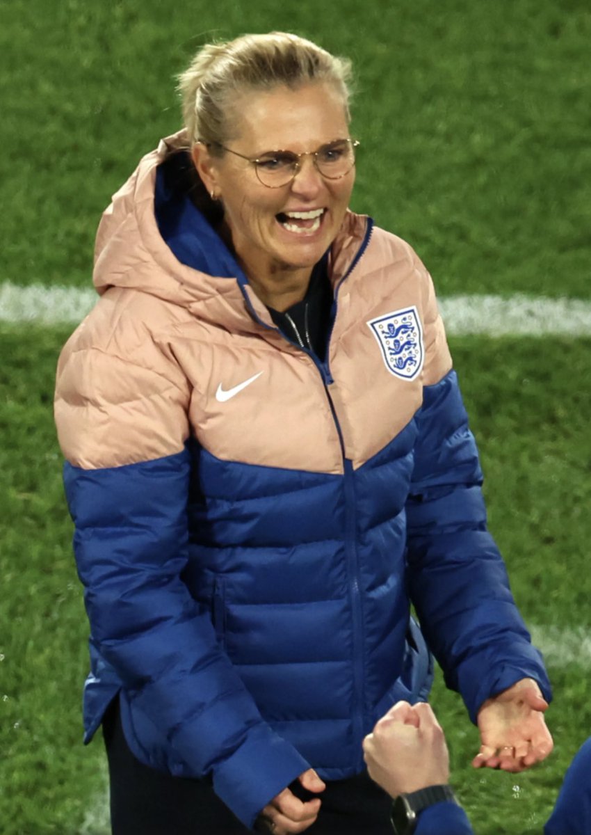 LisaRees19's tweet photo. @Nike @nikefootball @nikestore Can you please tell me why I am unable to buy the ladies team padded bench jacket salmon/navy? Do not want offered red/blue mens version. Nike sort it out for all female coaches/players #Lionesses #EnglandLionesses #WorldCup2023 @HertfordshireFA https://t.co/HRWJtWIHSG