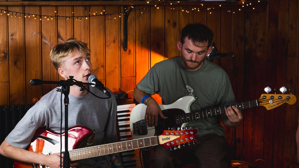 09.08.23 🌸

Diolch i bawb ddo'th draw i'n ail gig ni'n Anelog wythnos diwethaf, pnawn perffaith wrth y môr gyda <a href="/pysmelyn/">pys melyn🌽</a>, <a href="/CynCwsg/">Cyn Cwsg</a> + @cariannpierce 

Lluniau lliwgar gan yr un a'r unig <a href="/HolyRhys/">Rhys.</a> 📸