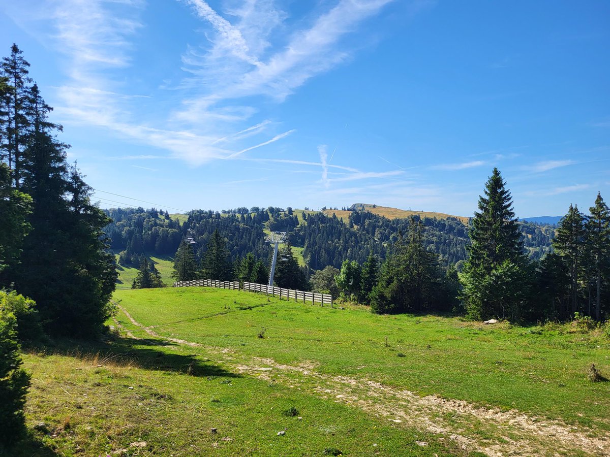 [PHOTOS DU JOUR]
Instant contemplation au sommet du Morond.
On ne se lasse pas de ce paysage ! 
Belle journée ensoleillée.