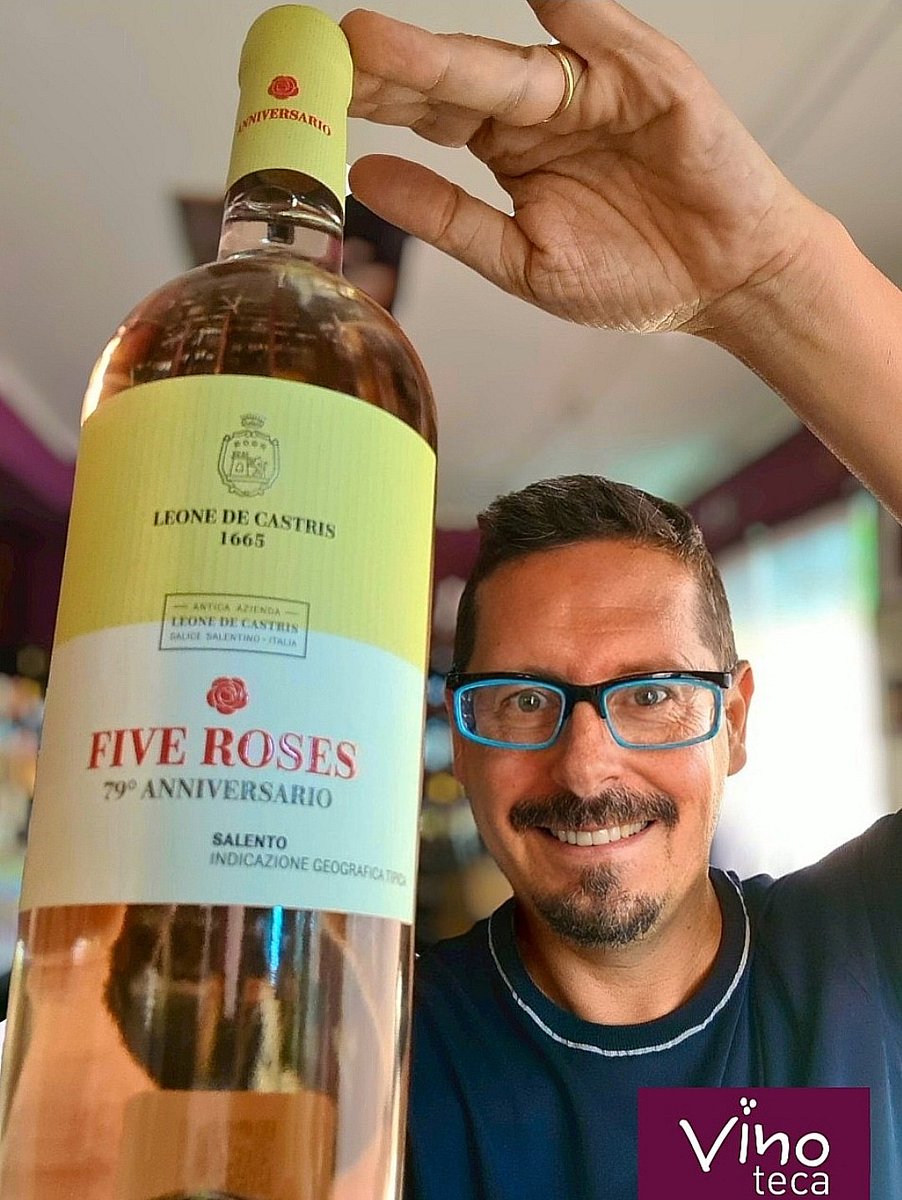 VINOTECAPERUGIA's tweet photo. #fiveroses #leonedecastris #Salento.... Stasera al calice in #Vinoteca  !!!!!!
Vi aspetto.. https://t.co/U9fEHyLmck