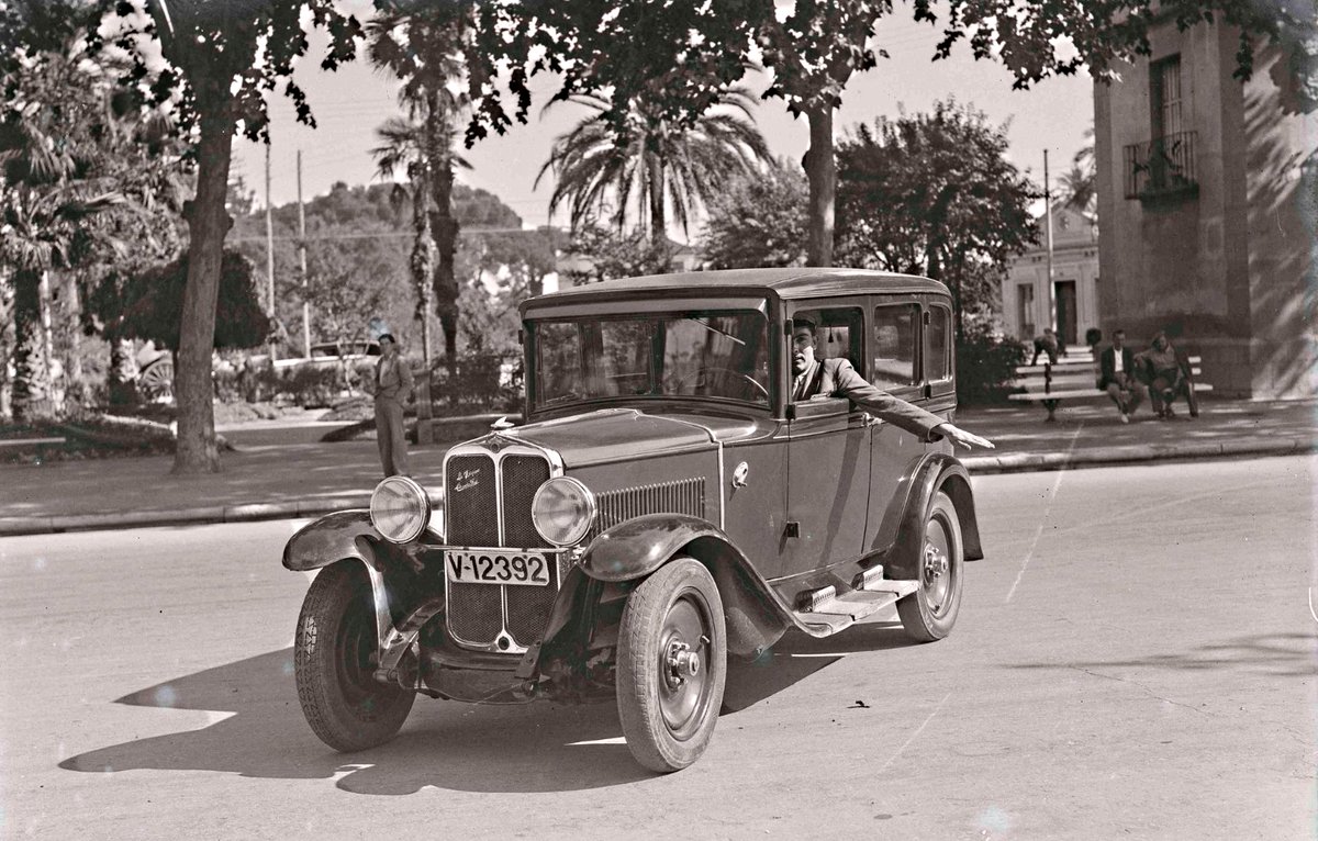 GVABValenciana's tweet photo. Florence Lawrence (1886-1938) va ser l'actriu inventora dels intermitents i la senyal de frenat per als vehicles.
Aquesta imatge mostra un conductor senyalitzant el canvi de direcció amb el moviment del seus braç. És del fotògraf valencià Vicent Barberà Masip (1870-1935) https://t.co/iGfX4UyhA4
