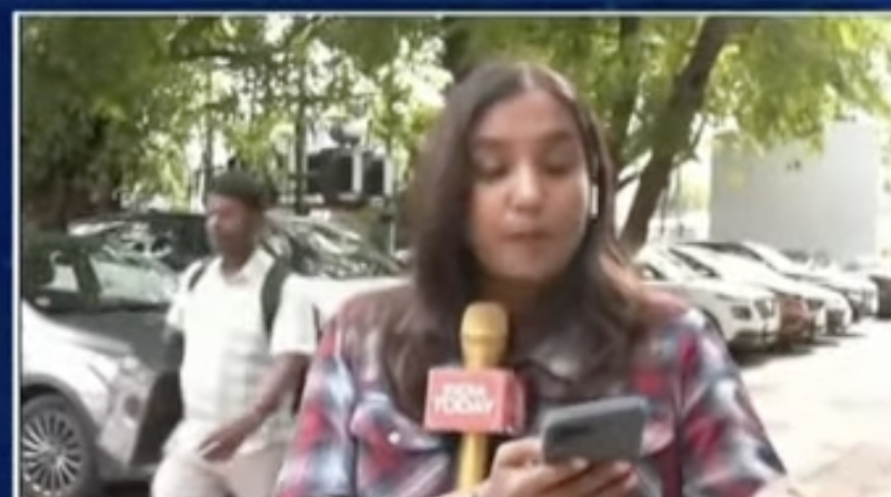 asimpereira's tweet image. Do you like it when TV journalists talk with a phone in their hand? #Dislike