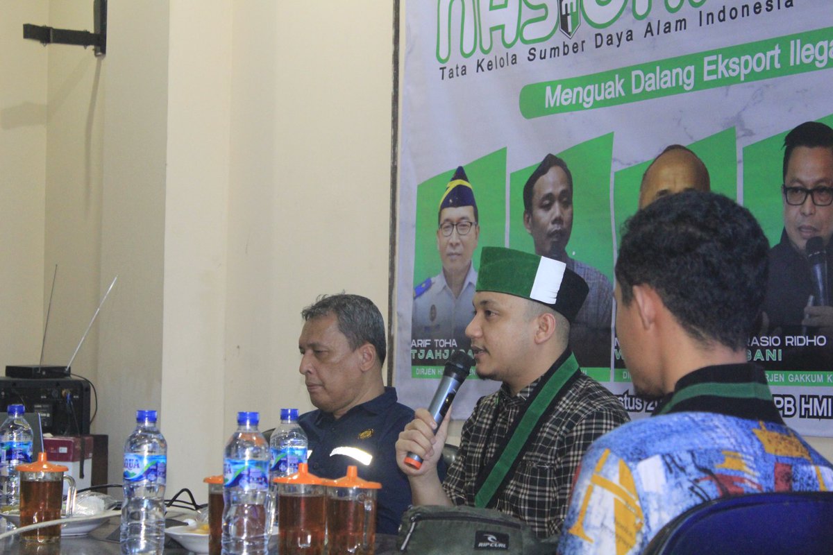 MIPelesa's tweet photo. Kemarin mewakili Ketua Umum PB HMI @raihan.ariatama saya membuka kegiatan Bidang Pembangunan Energi, Migas dan Minerba PB HMI. Sebagai Ketua Bidang ini, @officialpbhmi memberikan perhatian khusus terhadap sektor Sumber Daya Mineral. Kali ini sektor Nikel sedang menyita banyak perhatian, mengenai lolosnya 5.3 Juta Ton Nikel ke China tanpa sepengetahuan negara. Eksport Ilegal nikel mengakibatkan negara mengalami kerugian triliunan rupiah. Pemerintah mesti focus mengusut siapa dalangnya, untuk dimintai pertanggung jawabannya secara hukum.
