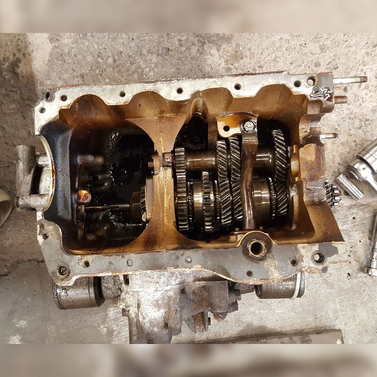 70sResto's tweet image. Update on the #Midas #MkII: Disappointing news as we were hoping for a straight cut gearbox. ⚙️ Also, the head has had work done on the inlets but none on the exhaust. We'll keep you posted on our progress! #MiniMidas #CarRestoration #ClassicCar #ClassicCarRestoration