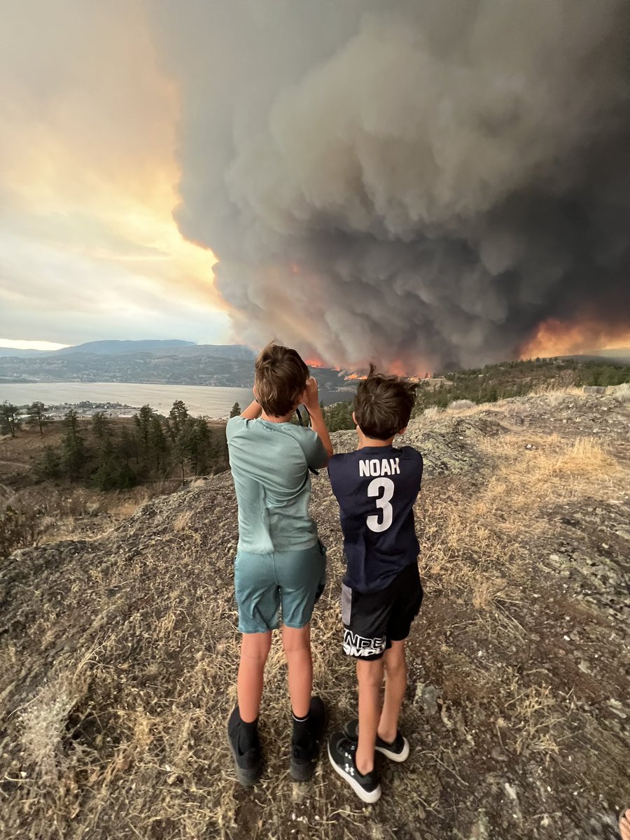 Renee_Warren's tweet photo. It all happened so fast.
Moments later, the fire jumped the lake. Thatโs 2.6km!
#westkelownafire #kelowna #firebc https://t.co/30GgEgD2kS