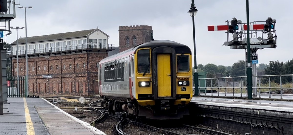 PlatformEdge1's tweet image. A lot at Shrewsbury in 40 minutes 😁

Plenty of 197s, 196 and 197 side-by-side and a 153 arriving in from Swansea (Via HoW) #Class153 #Class196 #Class197