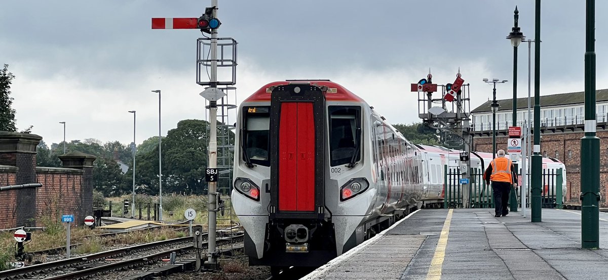 PlatformEdge1's tweet image. A lot at Shrewsbury in 40 minutes 😁

Plenty of 197s, 196 and 197 side-by-side and a 153 arriving in from Swansea (Via HoW) #Class153 #Class196 #Class197