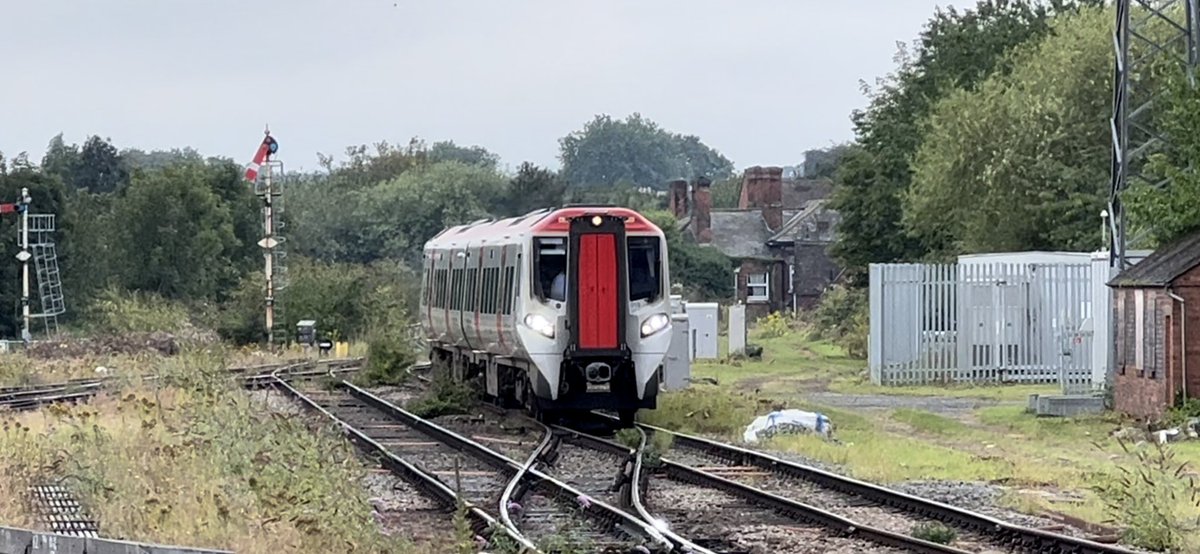 PlatformEdge1's tweet image. A lot at Shrewsbury in 40 minutes 😁

Plenty of 197s, 196 and 197 side-by-side and a 153 arriving in from Swansea (Via HoW) #Class153 #Class196 #Class197