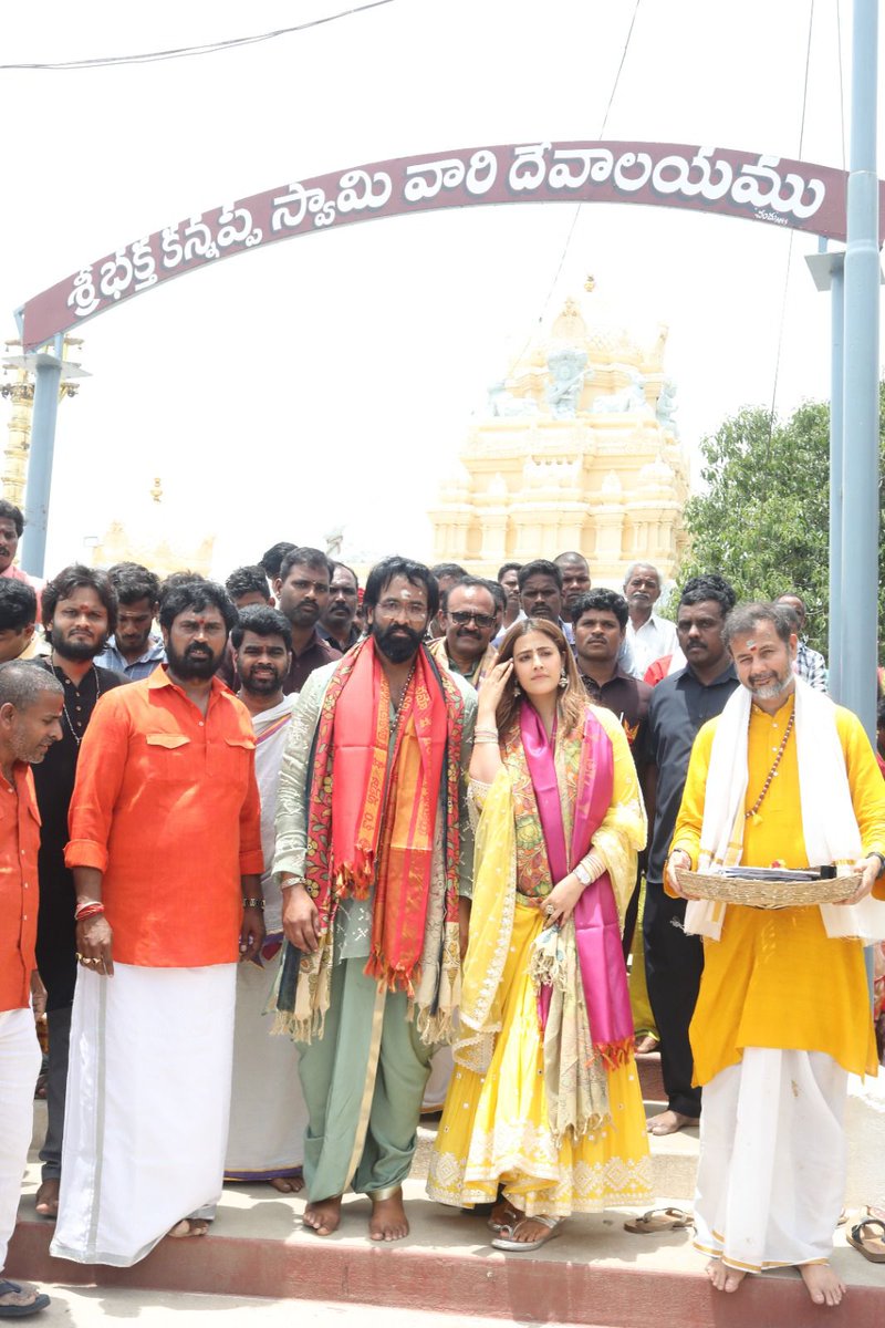 HiFiTalkies's tweet image. Actor Producer @iVishnuManchu unveils his dream project #Kannappa today 
@NupurSanon Director #MukeshKumarSingh
#KannappaATrueEpicIndianTale
@avaentofficial @24framesfactory @haswath_pro