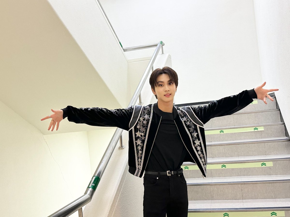 — restarting !! 

hii, this is adrian.

- he/him, minor, filo
- not new to #stantwt // #kpoptwt
- looking for interactive moots from any fandom :))

♡ / ↻ are highly appreciated