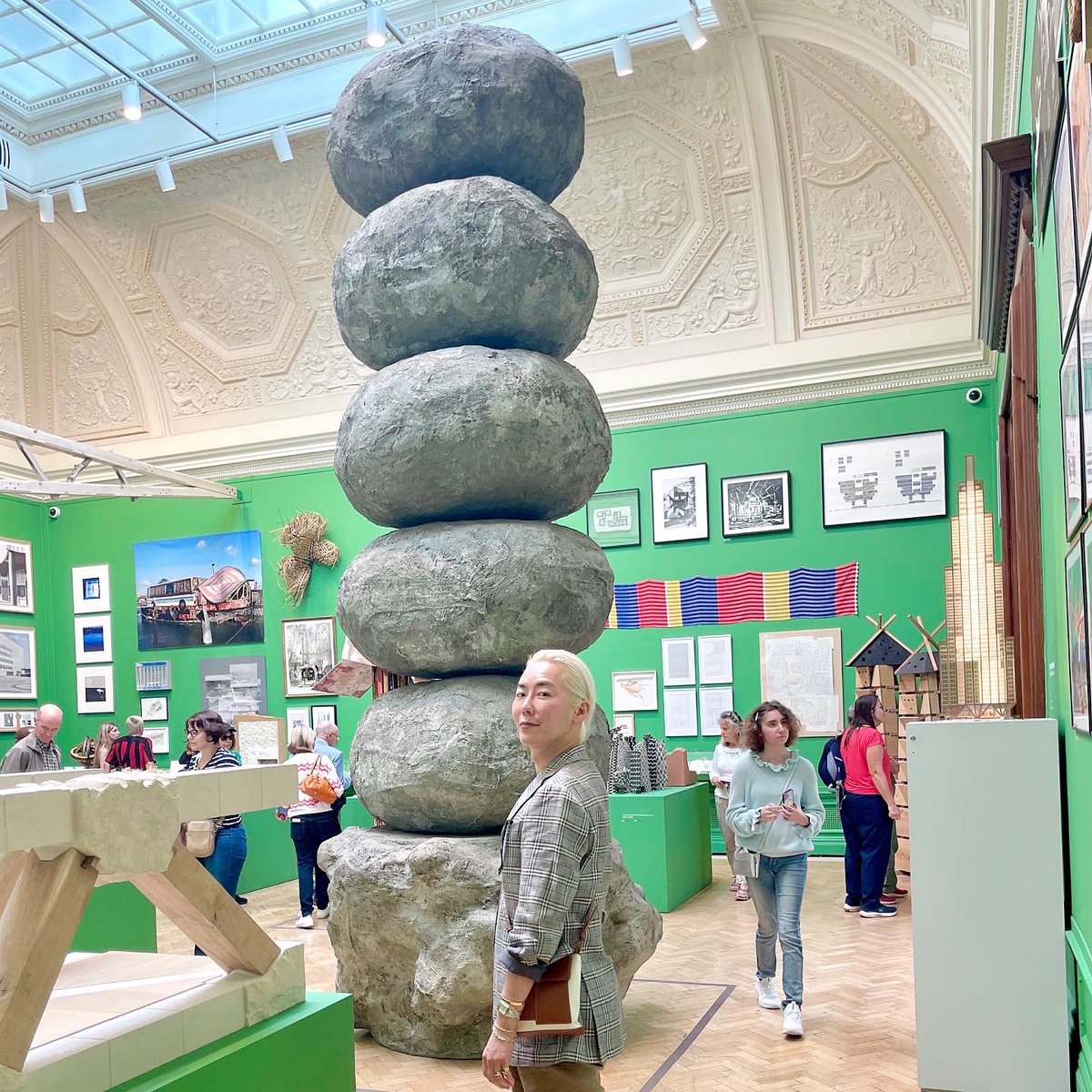 HaSangBeg's tweet photo. 로얄 아카데미 오브 아트 aka RA : SUMMER EXHIBITION 2023 - Royal Academy of Arts ; 정말런던의 여름이 딱시작될 때 전시 오픈을 하는 “여름전시(Summer Exhibition)”. 올해는 건축관련 특별관이 추가되었다. #royalacademyofarts #summerexhibition2023 #traceyemin #gileswalker https://t.co/KqJOscxik4