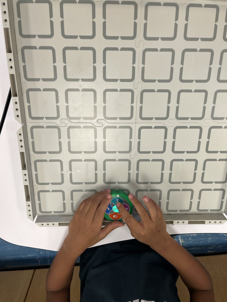 TruaxEduc's tweet photo. Coding Friday, 5th grade starting with touch coding. #STEMHenry @HenryCountyBOE https://t.co/q5XKhQv8Vy