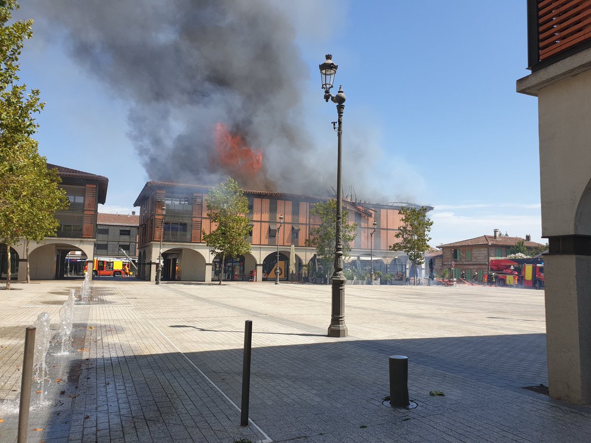 Incendie d'un des bâtiments de la Place Bombail à Plaisance-du-Touch <a href="/ville_plaisance/">Plaisance du Touch</a>  
Évitez le secteur !