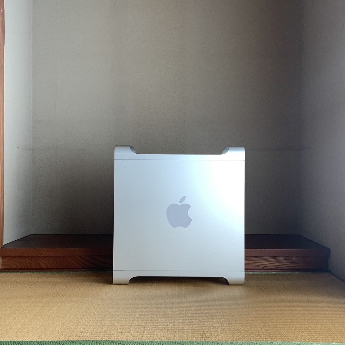 SHUFFS_37's tweet image. 【やってみたかったこと】
床の間にPower Mac G5
#PowerMac　#G5　#床の間