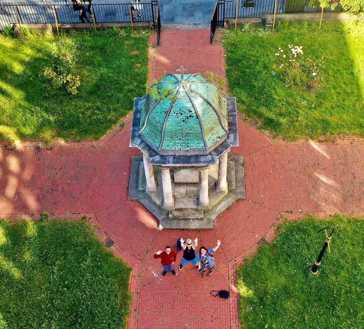 B4Biodiversity's tweet image. Open Day at Roscoe Gardens tomorrow, Sat 19th showing bees, litterpicking &amp;amp; shadow puppetry for @friendsofroscoe 🐝🖤

Come &amp;amp; learn about William Roscoe &amp;amp; why he is voted 1 of the best Scousers of all time🌷

Meet at Roscoe Gardens, Mount Pleasant (opp the 051) 11am-2pm