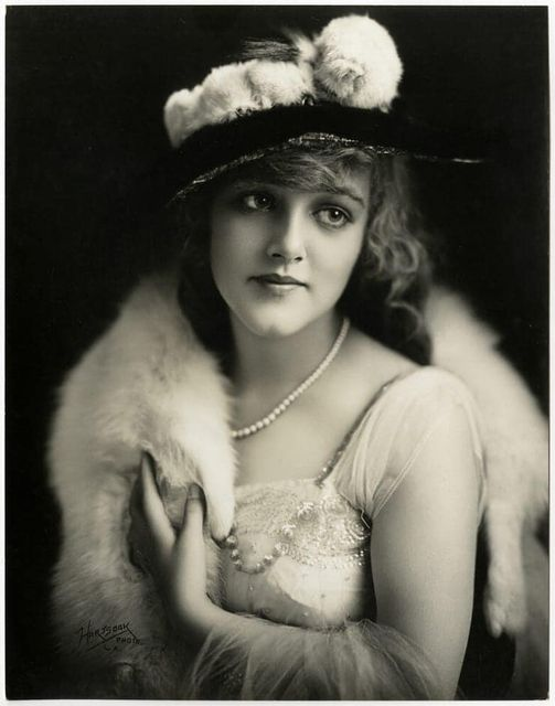 KrysLuvClassics's tweet photo. Mildred Hillary Davis.
February 22, 1901 โ August 18, 1969.
#OnThisDay #MildredDavis https://t.co/detm4oId8Y