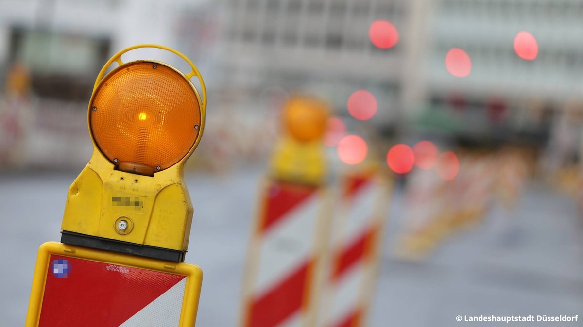 Duesseldorf's tweet image. 🚧 Fuß- &amp;amp; Radwegbrücke über Hafeneinfahrt #gesperrt! 

Am 21.8.23 beginnen Arbeiten zur Ertüchtigung der #Brücke. Dabei wird der Bohlenbelag ausgetauscht, Stahlträger eingebaut &amp;amp; das Geländer erhöht. Ende der Arbeiten: vorauss. Ende dieses Jahres.

👉 duesseldorf.de/medienportal/p…