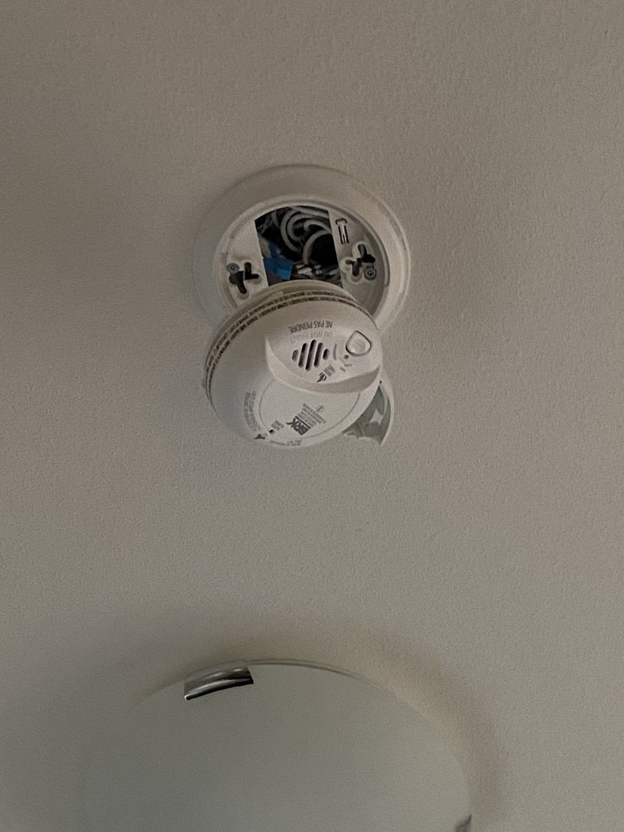 ClaireMartinWx's tweet photo. Eventually had to disconnect my smoke alarm. There’s nothing quite as annoying as a beeping alarm when you’re trying to stay calm and monitor the dangerous #kelowna #wildfire situation through the night! https://t.co/UJowxaIhY7