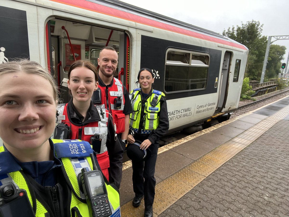 This morning CSO Stone & Bryan teamed up with @RCTCouncil community wardens and patrolled the #CynonValley 🚂 

By working together we are able to share intelligence and build better working relationships 😊👏🏻

If you need us: 
📞 0800 40 50 40
📱 61016
🆘 999 
#RailwayGuardians