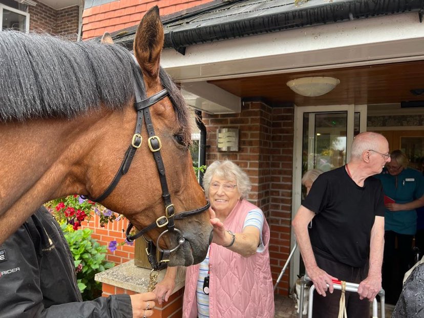 GreatwoodHorses's tweet image. Despite the rain, the residents of @OSJCT Coombe End Court have definitely got that #FridayFeeling after a visit from Mahlervous &amp;amp; The Cashel Man.
This project aims to reduce isolation and loneliness in older and socially isolated adults.
greatwoodcharity.org
#community