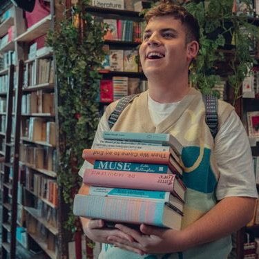 skoobnews's tweet photo. - Quem é o seu personagem preferido de Heartstopper?
- Isaac.
- Por quê?
- … https://t.co/yHGfjbhxgB