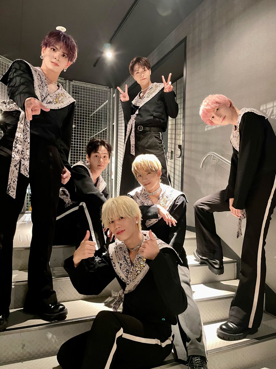 OCTPATHofficial's tweet photo. 「やすともの黒白歌合戦2023」
ご来場いただいた皆さまありがとうございました！🌻

本日はオープニングアクトでSEKAI NO OWARIさんの「Habit」をパフォーマンスさせていただきました🤡
やすよさん、ともこさんはじめ出演者の皆さま、会場の皆さまとOCTPATHのパフォーマンスで歌合戦を盛り上げることができ、とても楽しかったです✨

＃OCTPATH_Sweet