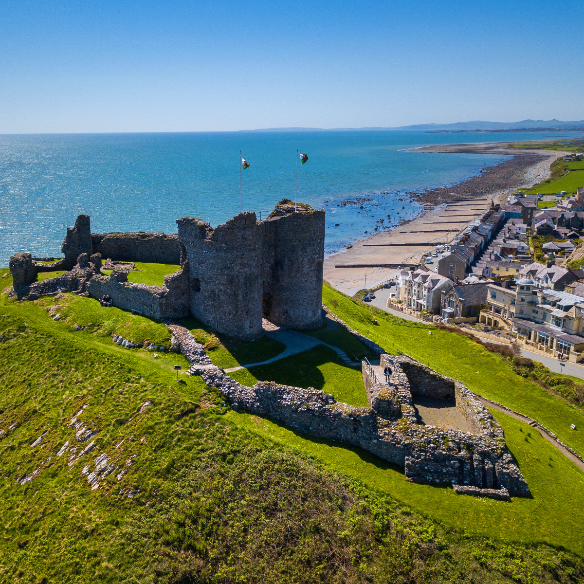 WalesCoastUK's tweet photo. Aerial view of Criccieth Castle, Llyn Peninsula.
📸 By Janusz Kurek
#WalesCoastPath #LlwybrArfordirCymru #Wales #Cymru #CroesoCymru #FamilyWalk #BeachWalk #CaruCymru #LoveWales #WalesOnline #Criccieth #CricciethCastle #WelshCastles #Castle #LlynPeninsula #BritishCastles https://t.co/hm4RbJyAoY