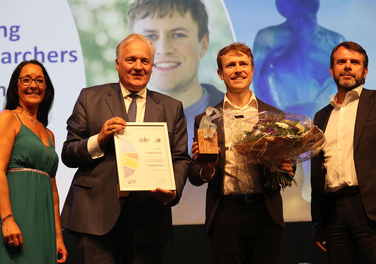 🏆 Wir sind stolz auf unseren Kollege Dr. Stephan Kiermaier vom Institut für nachhaltige Wasserstoffwirtschaft (INW) am Forschungszentrum Jülich / @HCH2Cluster, der gestern mit dem #Wasserstoff-Preis "#Hygo" des Kreises Düren ausgezeichnet wurde. 🙌 fz-juelich.de/de/aktuelles/n…