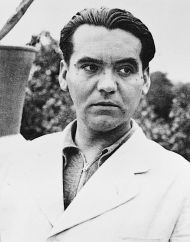 Este peso del mar que me golpea.
Este alacrán que por mi pecho mora.
Son guirnaldas de amor, cama de herido,
donde sin sueño, sueño tu presencia
entre las ruinas de mi pecho hundido.

Federico García Lorca
#MuereUnDíaComoHoy