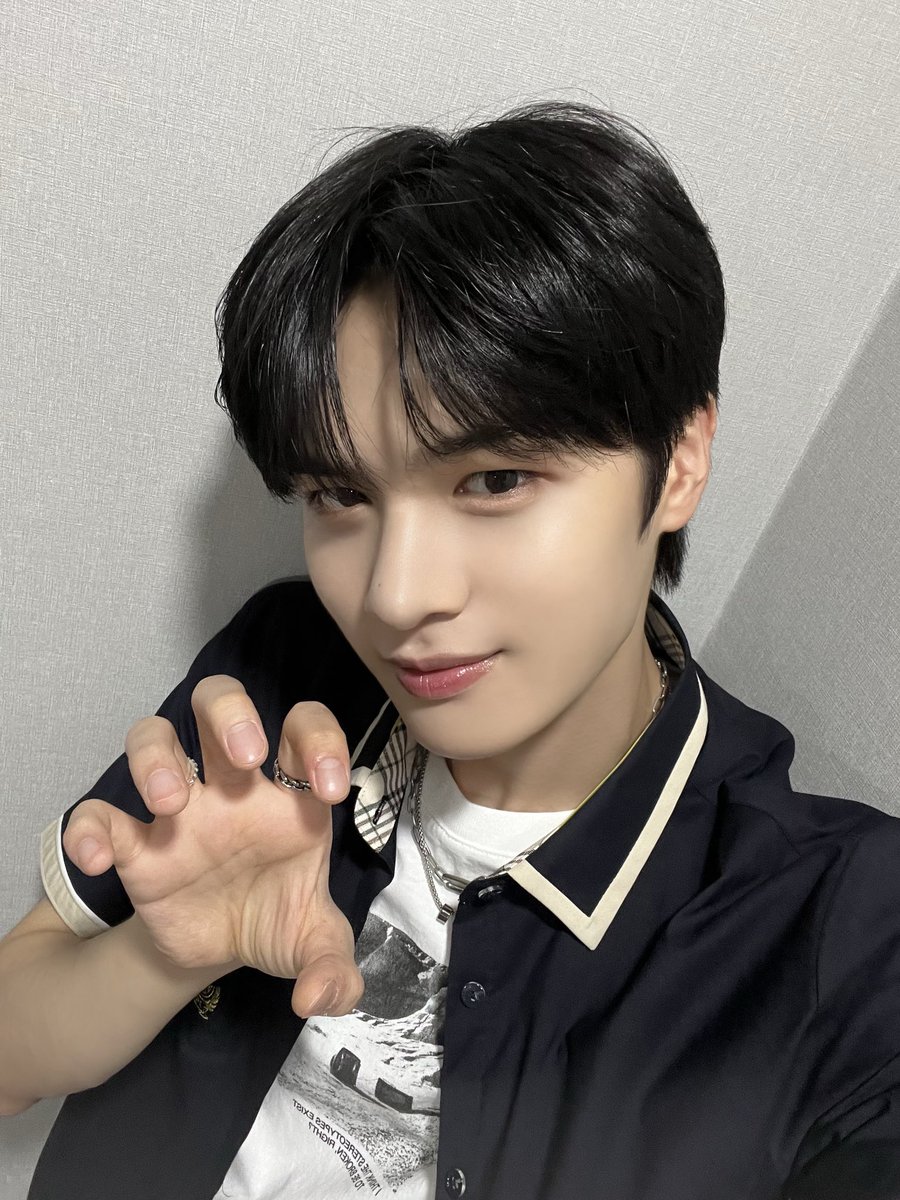 LUN8_members's tweet photo. [#지은호] 
매점 가자고? 사주는 거지?! 좋아✨

#루네이트 #LUN8 #은호 🤩 https://t.co/7wOXGYMTKM