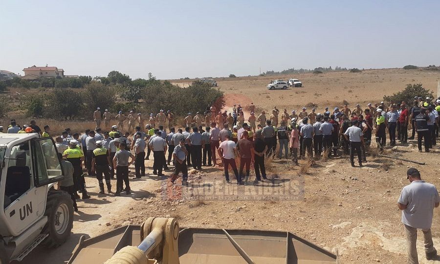 KKTC'ye ulaşımlarını kolaylaştıracak yolun yapımını 30 yıldır engellemektedir.Buna hakkı yoktur.Esasen BM Barış Gücü adada sadece Rum yönetimi izniyle görev yapmaktadır.Tüm ısrarımıza karşın KKTC ile ayrı bir statü anlaşması yapmıyor.Çoktan KKTC'den çıkarılması gerekirdi.Bugünkü+