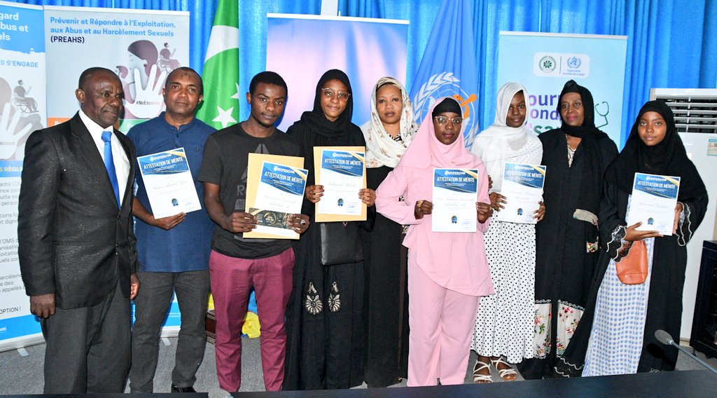 OMSComores's tweet photo. #ASSOPERCOM |
Hier, l'association du personnel de @OMSComores a organisé la traditionnelle cérémonie à l'honneur des #enfants du staff admis aux différents examens nationaux. Cette année, 6 lauréats ont rendu heureux leurs parents. Une joie partagée avec tout le personnel. https://t.co/DFFkmLgR0P