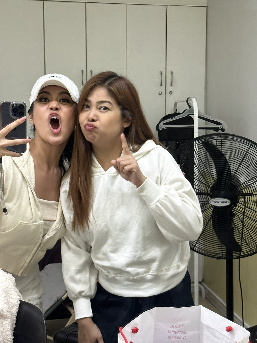 samcoloso's tweet image. Done taping 3.5 eps for today 🤍 isang buwan nalang mga pinduteros at pinduteras! #Spingo