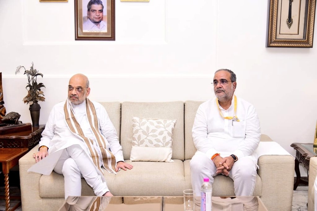 केंद्रीय गृह एवं सहकारिता मंत्री श्री <a href="/AmitShah/">Amit Shah</a> से प्रदेश अध्यक्ष श्री <a href="/Bhupendraupbjp/">Bhupendra Singh Chaudhary</a> ने शिष्टाचार भेंट की।

#BJP4IND #BJP4UP
