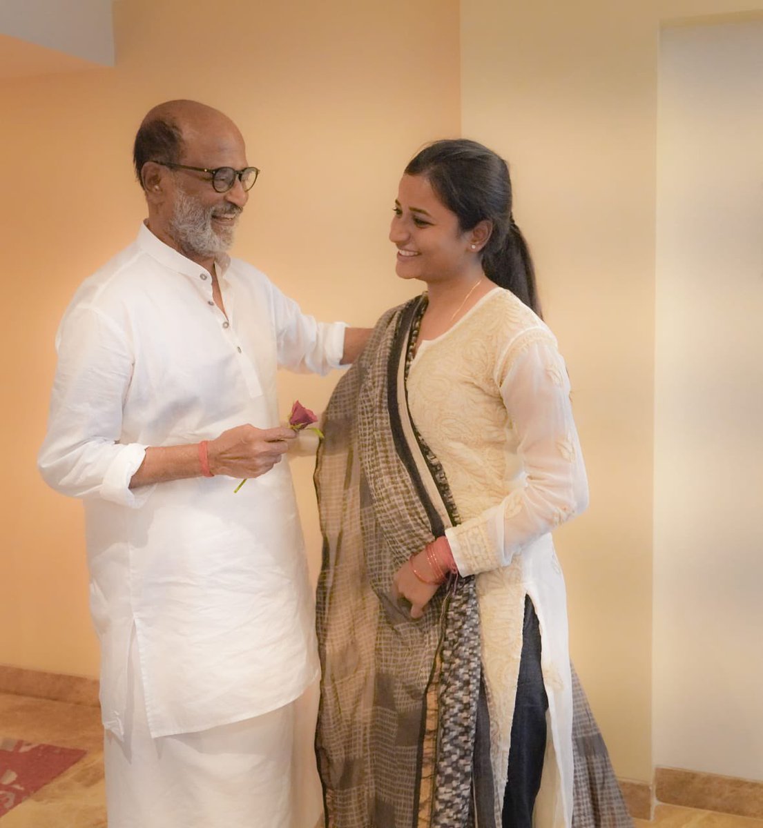 AmbaPrasadINC's tweet photo. सुपरस्टार श्री रजनीकांत सर से कल उनके झारखण्ड दौरे पर रांची में यादगार मुलाक़ात हुई। उन्होंने पुत्री कहकर आशीर्वाद, प्यार और मार्गदर्शन दिया। 

अपने बड़कागांव विधानसभा के लोगों के लिए जनसेवा के उद्देश्य से किए जा रहे कार्यों के बारे में सर को अवगत कराया। उन्होंने मुझे दक्षिण भारत आने के लिए आमंत्रित किया।

थलाइवा श्री @rajinikanth सर के साथ सदैव यादगार पल के लिए सहृदय कृतज्ञता के साथ उनका बहुत बहुत आभार!