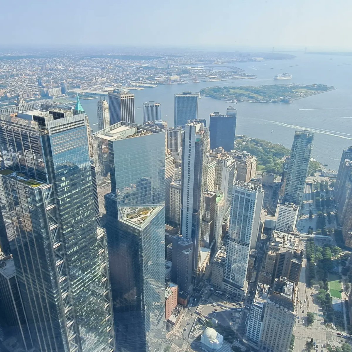 ThatBradnon's tweet photo. First time across the Atlantic and to #NYC! God damn we got some nice  views https://t.co/BSyTmUFQvx