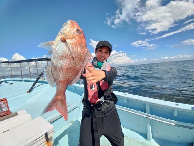 そういえばこないだやっとこさ鯛釣り上げてきました！ 対戦ありがとうございました！ デカく見せたすぎて鯛めっちゃ前出して撮影した。ほんとはこんなにでかくない。  あとめっちゃ日焼けした。 https://t