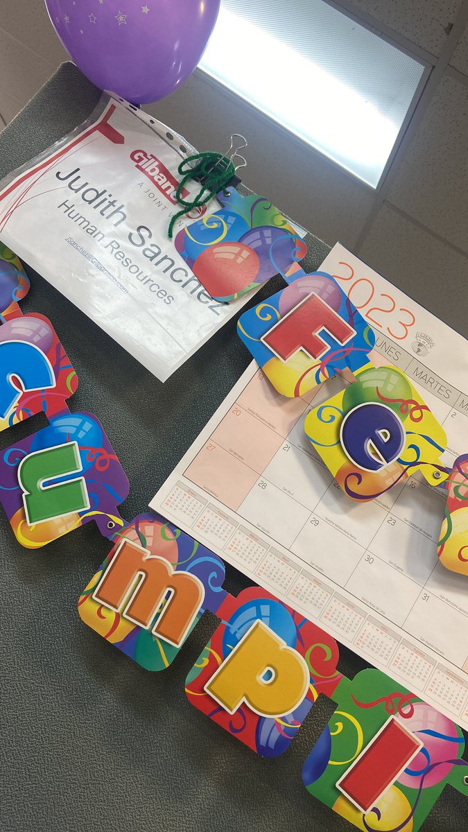 Judithsanoa's tweet photo. Mi cumpleaños es mañana y hoy llegue al trabajo y una amiga me hizo un pastel con sus propias manos, me decoró mi lugar y llegó mucho más temprano que yo al trabajo para hacer esto. Gracias Laura, eres mi amiga más especial de Nava que Dios me mando por llegar aquí! 🥺🩷 https://t.co/6KkpEUVWp3