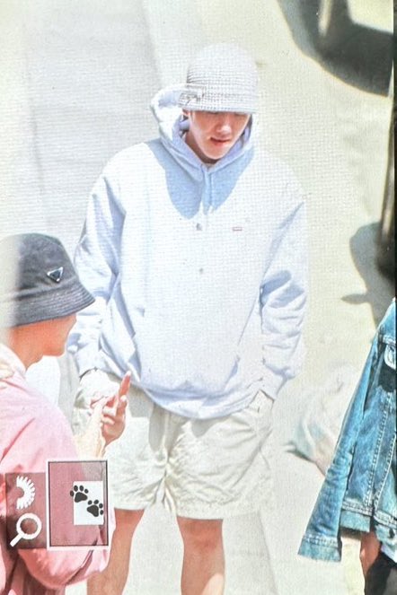 SAGITAURUS2706's tweet photo. this is the same outfit when Baekhyun and the members comes to Jongin 1st day enlistment🥺 https://t.co/DQiJSk99YI