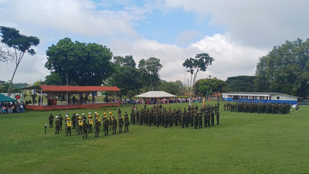 Ingenieros_EJC's tweet photo. 108 hombres y mujeres del segundo contingente del Batallón de Ingenieros N.º8, realizaron juramento de bandera, prometiendo ante Dios y la Patria defender con honor y sacrificio la soberanía de Colombia y trabajar por la seguridad del departamento de #Quindío.
#PatriaHonorLealtad https://t.co/fJ7KoIpxJq