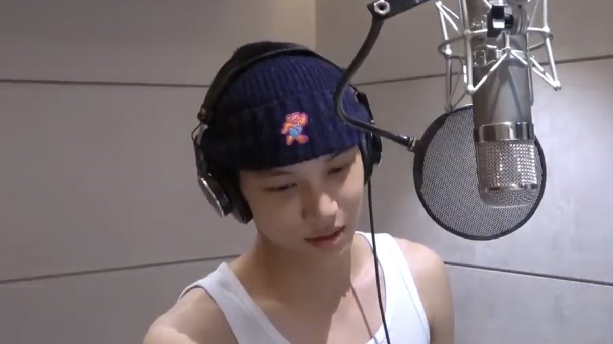 zkdlindaily's tweet photo. just jongin looking very cute in his beanie and tanktop https://t.co/O7tuBZcpPe