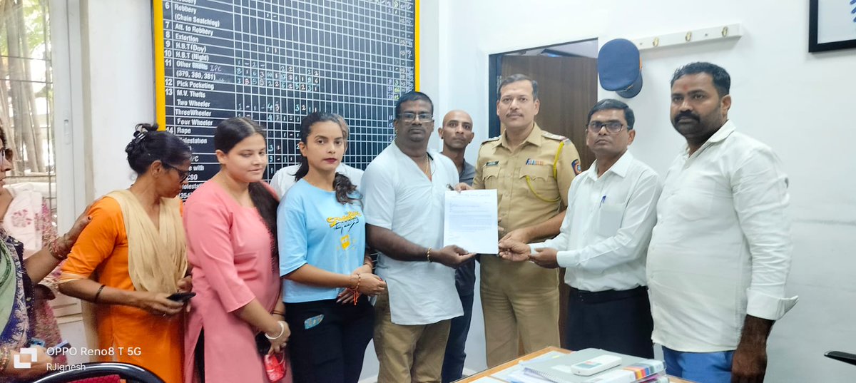 VijayINC02's tweet photo. Members Of The Sakal Hindu Samaj Met The Snr Inspector Bandra (E) And Appealed To Arrest @zeeshan_iyc + Other Muslim Leaders For Defending A Kidnapper &amp; Alleged Molester As A Victim Who Tried To Kidnap A Minor Hindu Girl. @MumbaiPolice 
@newsSChaudhry 
@BBCBreaking 
@cnnbrk @news https://t.co/ghSZhxMkpm
