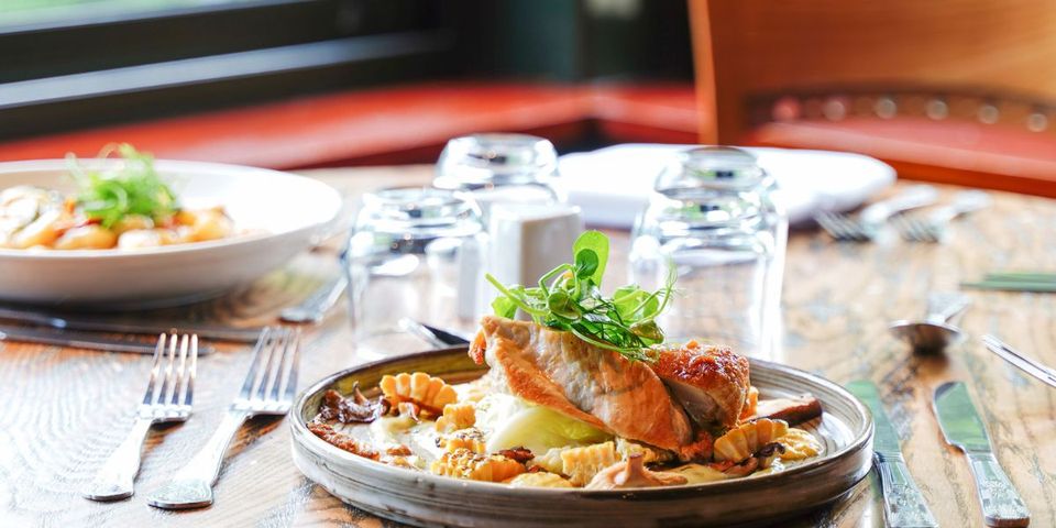 CHEVIN FOREST CHRISTMAS BREAK
Enjoy a cosy Xmas with all the trimmings and none of the cleaning up. Check in on Xmas Eve greeted by a welcoming log fire and get ready for the big day. Set high above the North Yorkshire market town of Otley, amid 44 acres of pristine woodland.