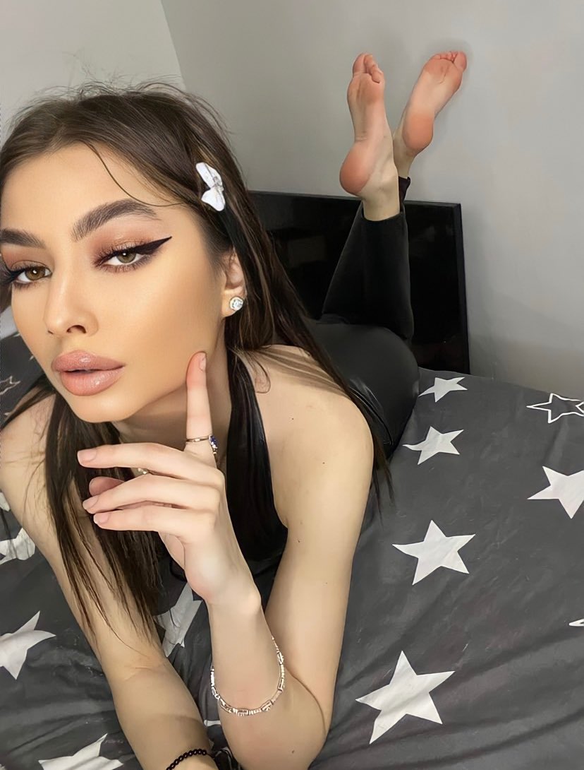 Goddessellyah4k's tweet photo. I heard you empty your wallet everytime when you see Feet in the Pose 🥴 https://t.co/zCnqGbF7K5
