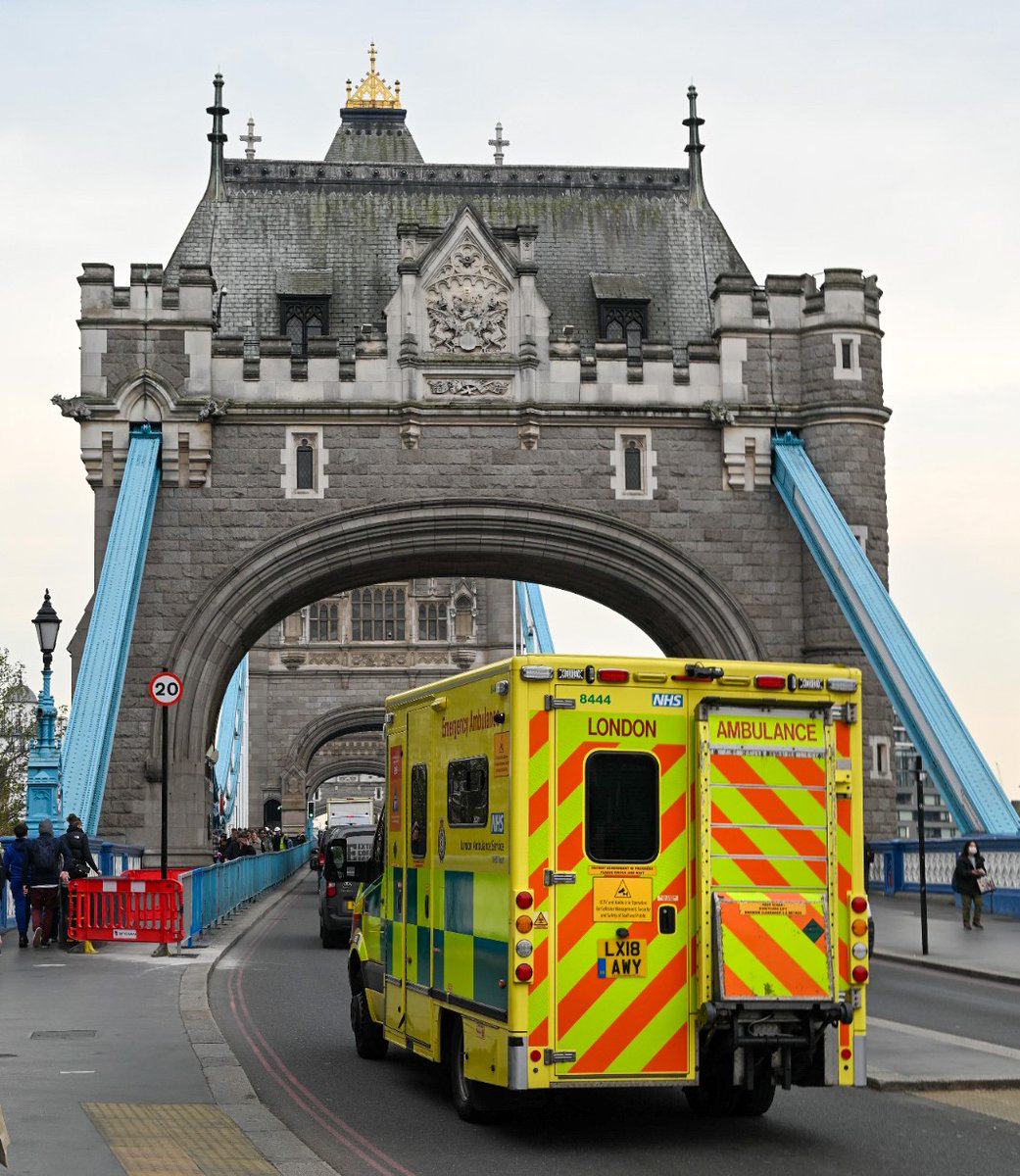 📢 We are shaping up for a really busy weekend in London, and you can help us by... 👇 1⃣ Saving 999 for serious medical emergencies 2⃣ Using 111.nhs.uk for urgent medical help 3⃣ Staying hydrated if you're out in the sun and checking @NHSuk tips for staying well