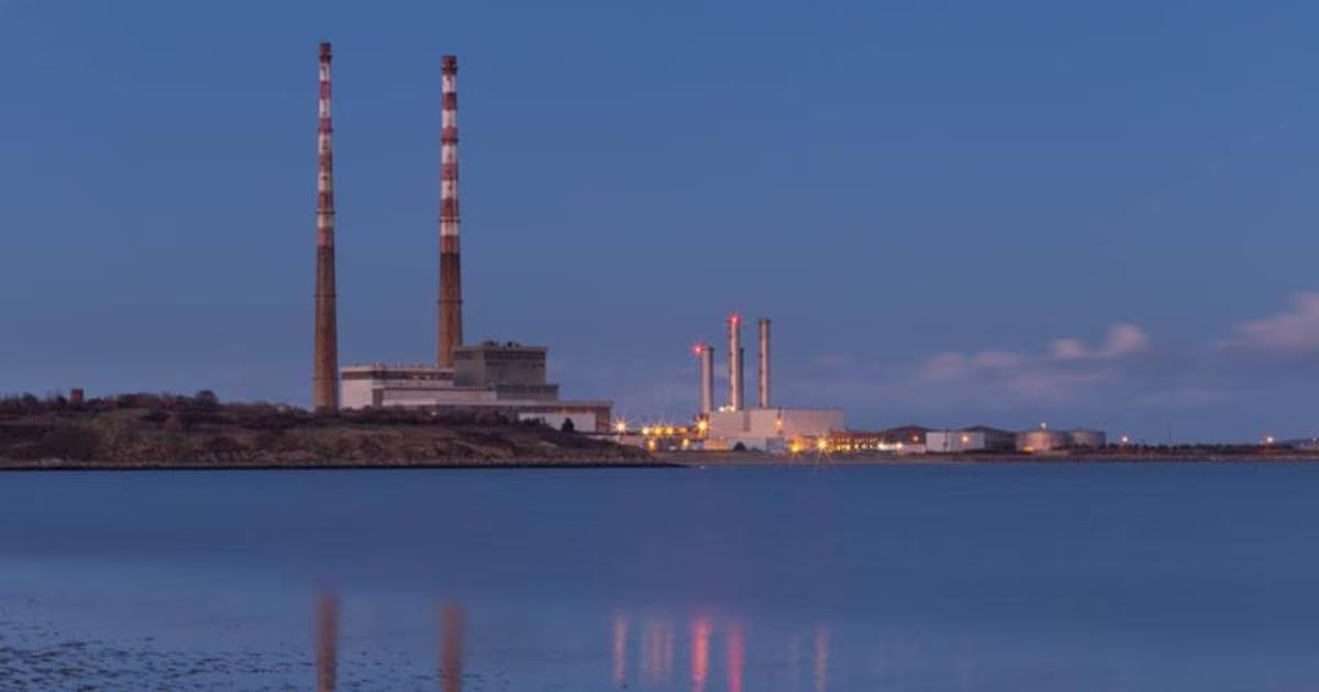 kateykel's tweet photo. Today I learned that those smokestacks in dublin are called the Poolbeg stacks https://t.co/RU5QUO2CAy