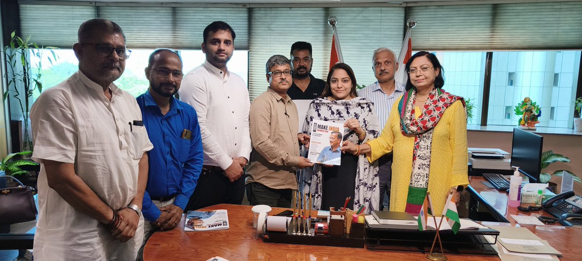 RajeshSinhaAAP's tweet photo. पार्टी के अपने वरिष्ठ साथियों के साथ दिल्ली की मेयर @OberoiShelly जी से मिलकर उन्हें #MakeIndiaNo.1 पत्रिका दियाI
@AamAadmiParty https://t.co/ejprtvTMMf