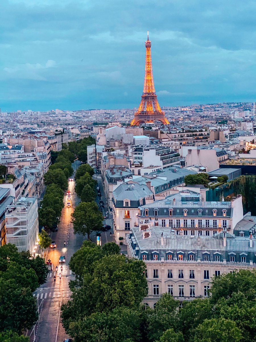 Happy Friday and bon week-end à tous! #Paris #Travel #FridayVibes #EiffelTower #FridayMotivation #France #summer #architecture #FridayFeeling 📸 Michelle Williams 💖💞