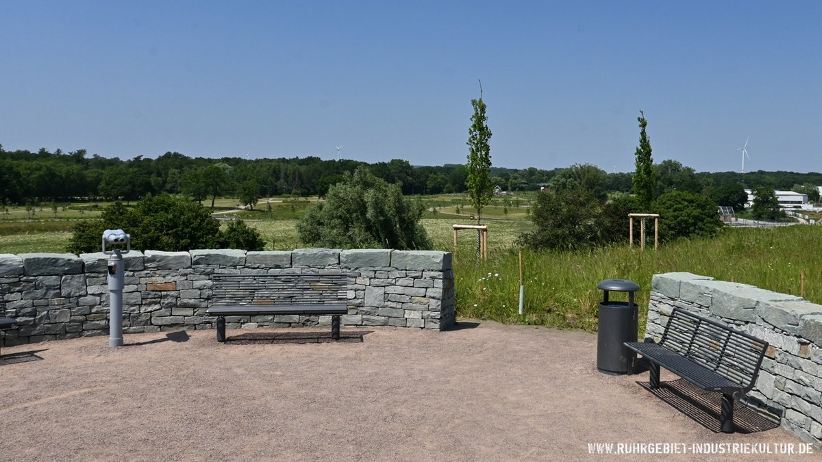 So sonnig, wie es jetzt im Revier ist, war es auch bei unserem Besuch im Emscherland bei Castrop-Rx. 
Und so sieht der Blick vom Aussichtshügel auf d. "Emscherinsel" zwischen Emscher und Rhein-Herne-Kanal aus, wenn man zum neuen Emscherland nach Nord schaut #Ruhrgebiet #Ruhrpott